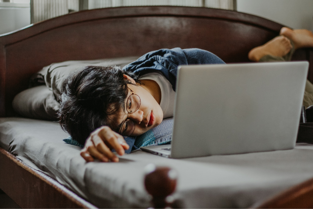 garoto de fone estudando no formato de ensino a distancia 