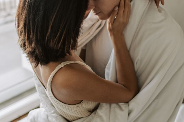 casal abraçados