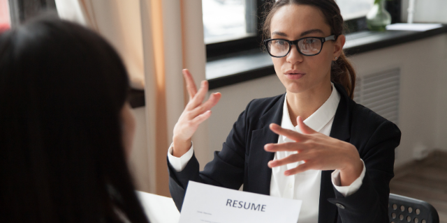 Mulher séria na entrevista de emprego