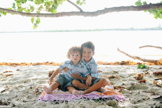 irmãos na praia