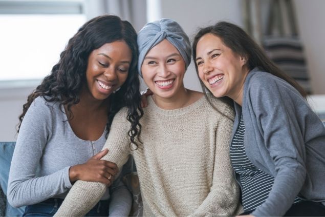 Amigas juntas se abraçando
