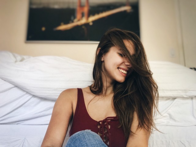 Mulher branca sorrindo.