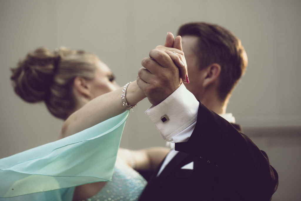 Casal dançando valsa