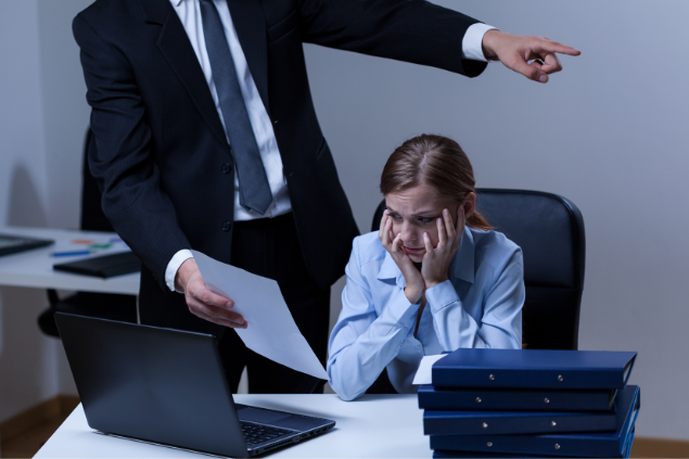 Mulher estressada com o ordem do chefe