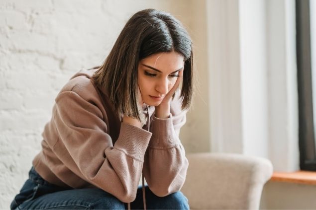 Mulher estressada sentada na sala