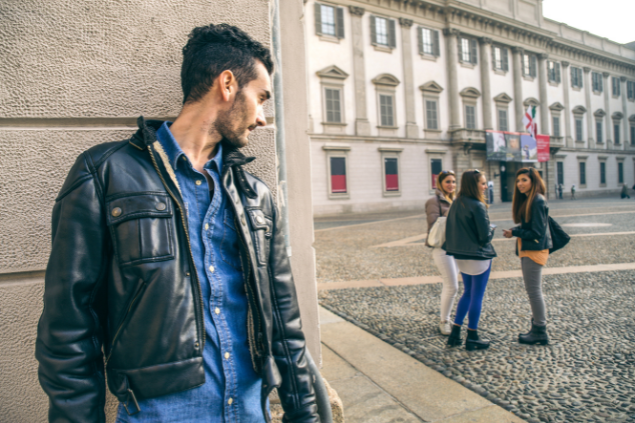 Homem espiando meninas na rua