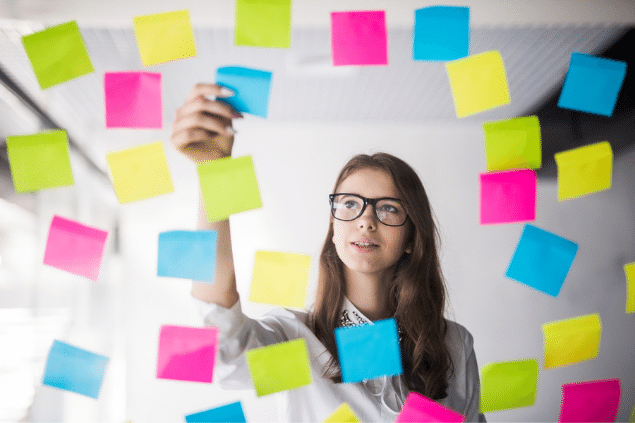 Mulher organizando post its