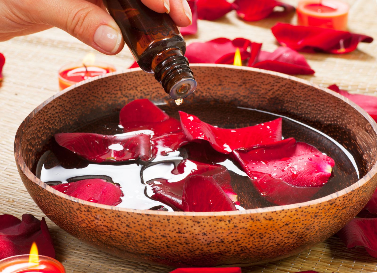 Pote com água e pétalas de rosas