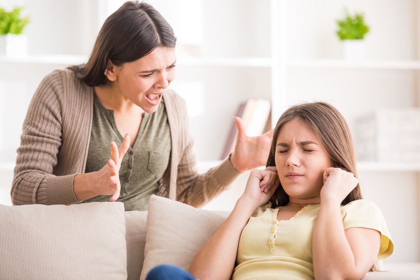 Mãe brigando com filha