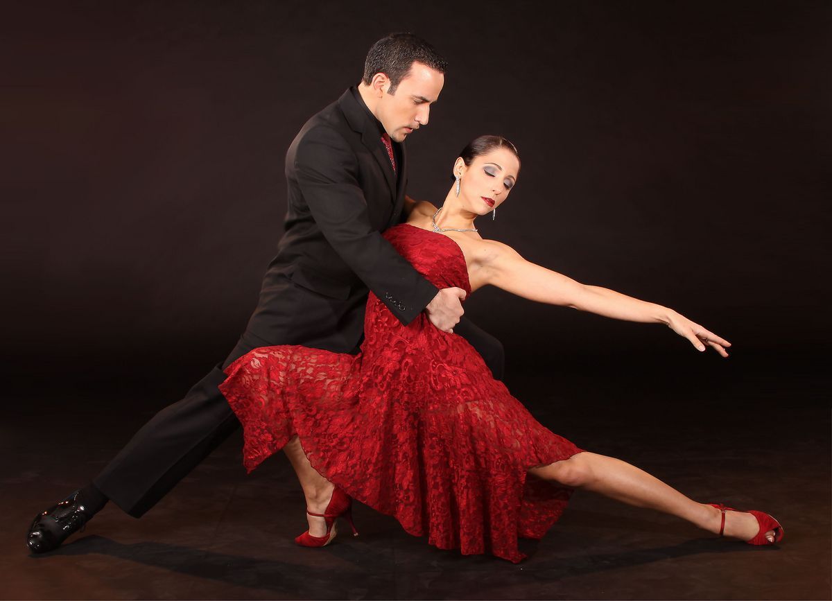 Casal dançando salsa
