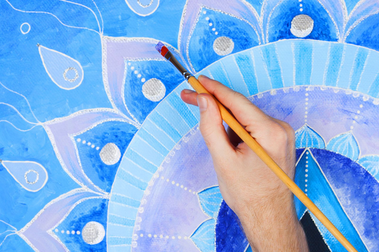 Pessoa pintando mandala