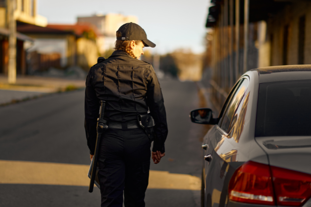 Policial mulher andando na rua