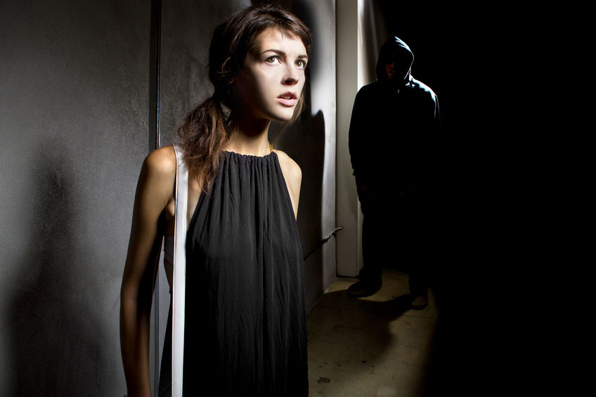 Mulher assustada e homem perseguindo-a