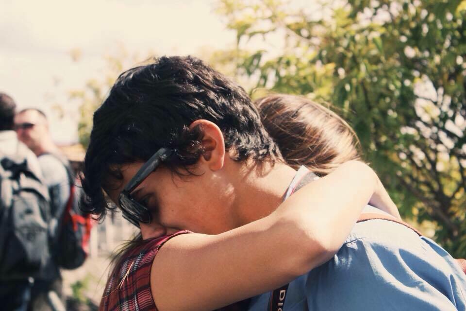 Casal se abraçando