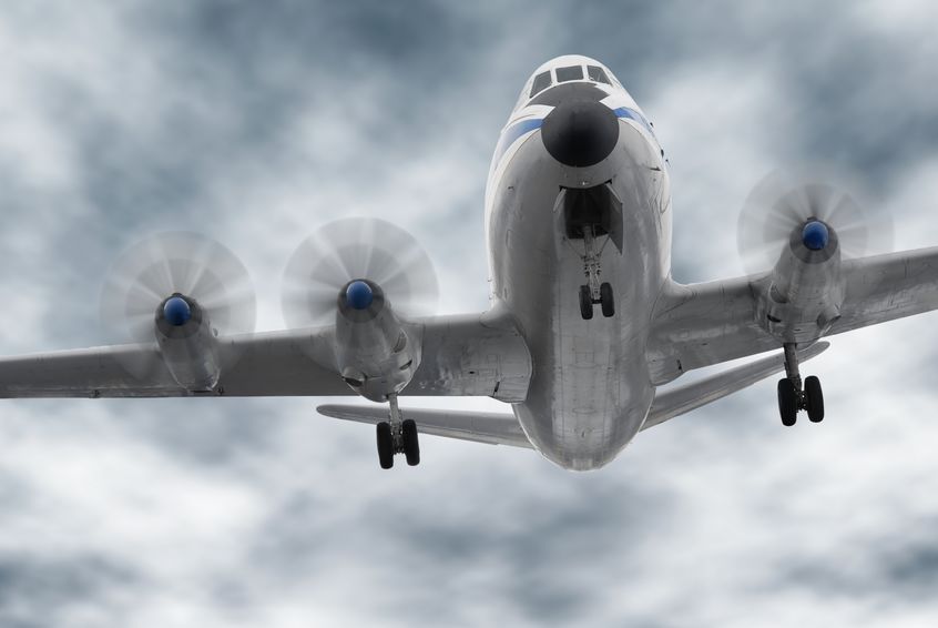 Avião fazendo pouso forçado
