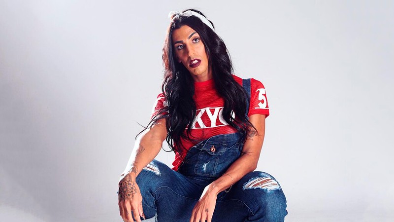 Mulher Pepita agachada.