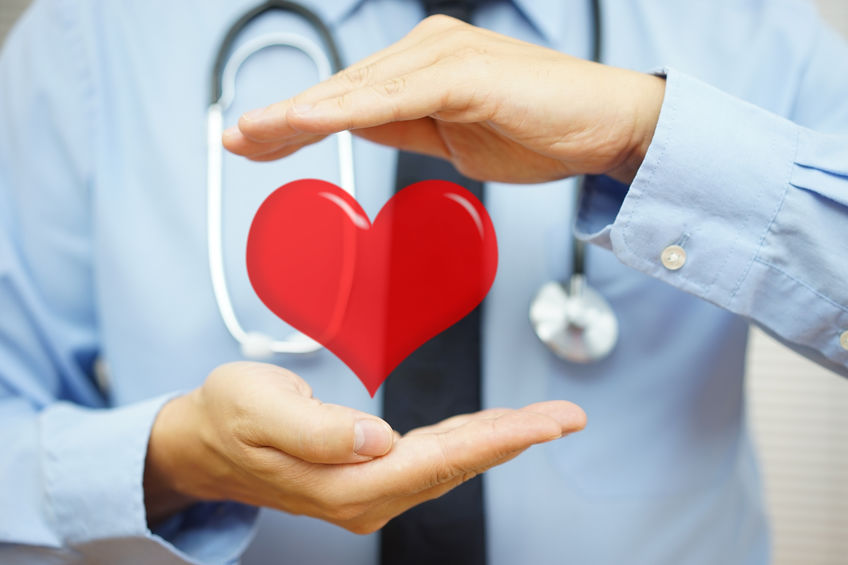 Médico segurando coração