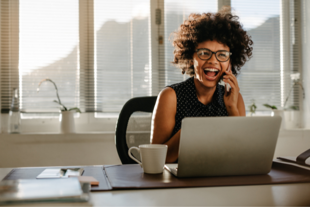 Mulher feliz no escritório