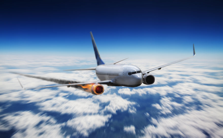 Avião com turbina pegando fogo