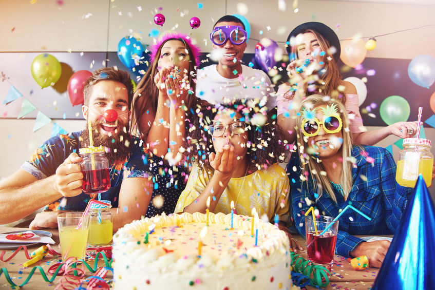 Amigos comemorando em festa de aniversário