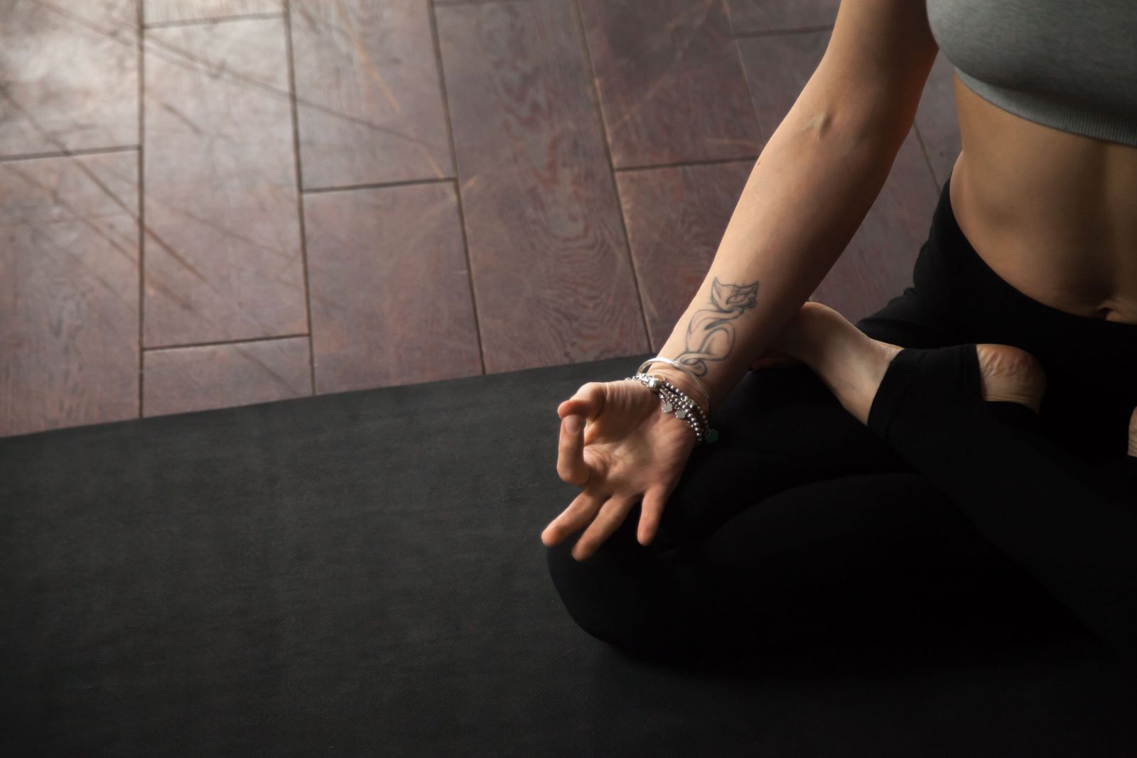 Mulher meditando com as pernas cruzadas