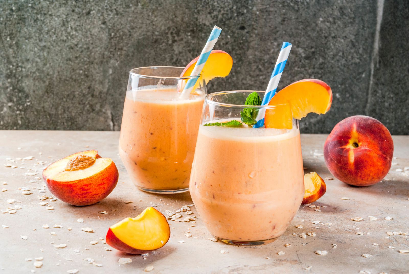 Dois copos com bebidas de pessêgo