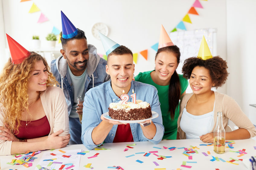 Amigos em festa de aniversário