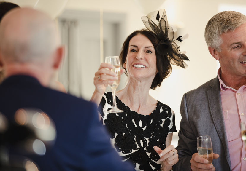 Sogra sorrindo e segurando taça de champagne