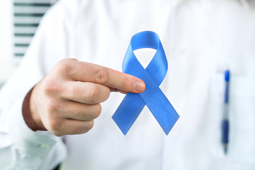 Médico segurando fita símbolo do Novembro Azul