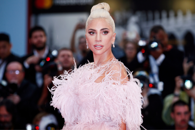 Cantora Lady Gaga sorrindo durante o lançamento de um filme