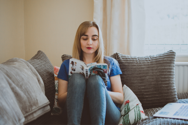 Mulher sentada lendo um mangá
