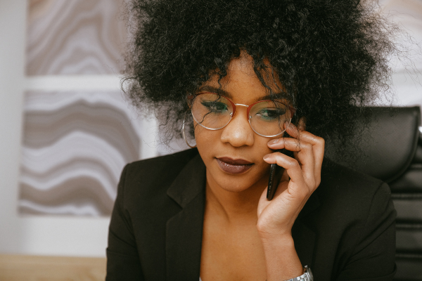 Mulher preocupada resolvendo uma situação pelo telefone 