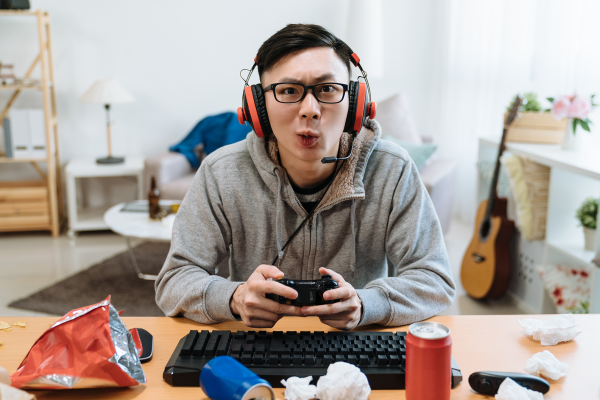 Jovem jogando com um controle de videogame