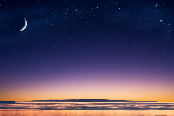 Lua Minguante em um céu estrelado sob o mar