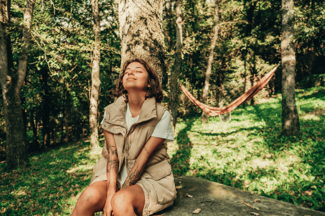 Mulher relaxando na natureza. 