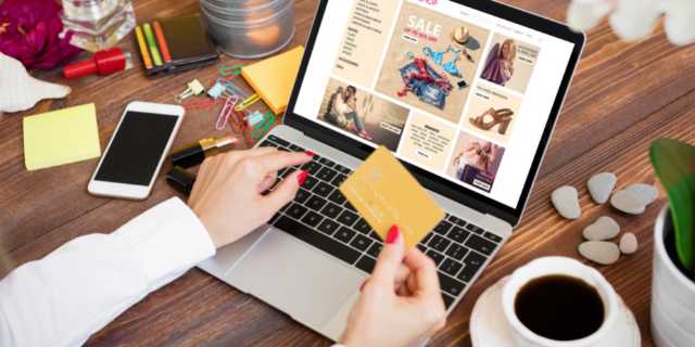 Mulher fazendo compras online