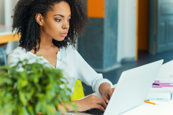 Mulher em sua mesa do escritório trabalhando