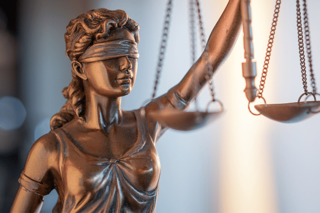  Imagem da estátua da justiça. 