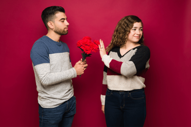 Mulher ignorando flores e declaração romântica de homem.