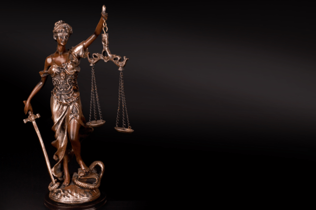 Deusa Atena segurando uma balança e uma espada representando a justiça e equilíbrio. 