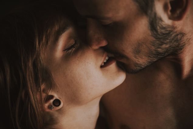 Casal se beijando