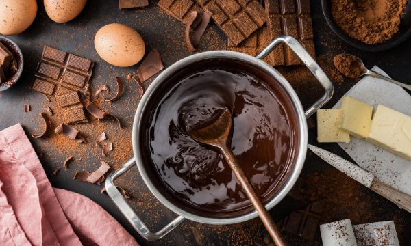 Panela com chocolate derretido