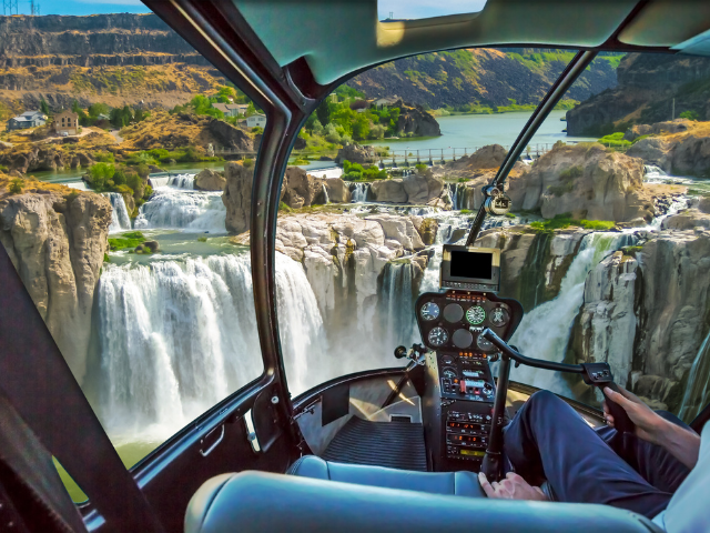 Helicóptero caindo em cachoeira