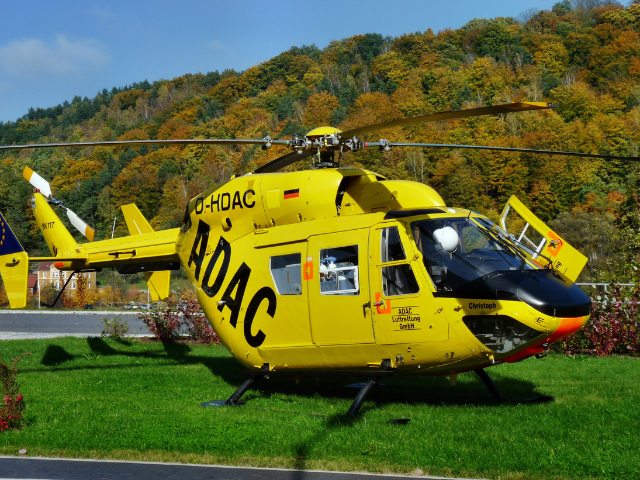 Helicóptero caído em zona de mato