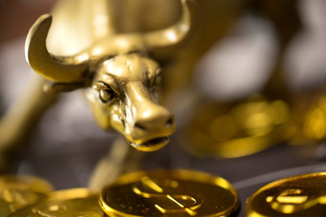 Imagem de um touro dourado em miniatura