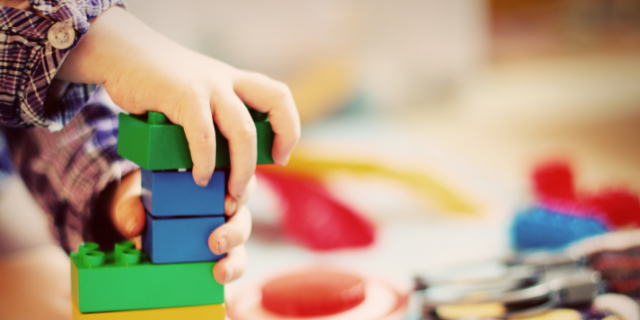 Criança brincando com brinquedos. 