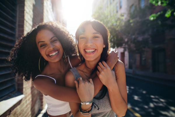Duas mulheres abraçadas e sorrindo