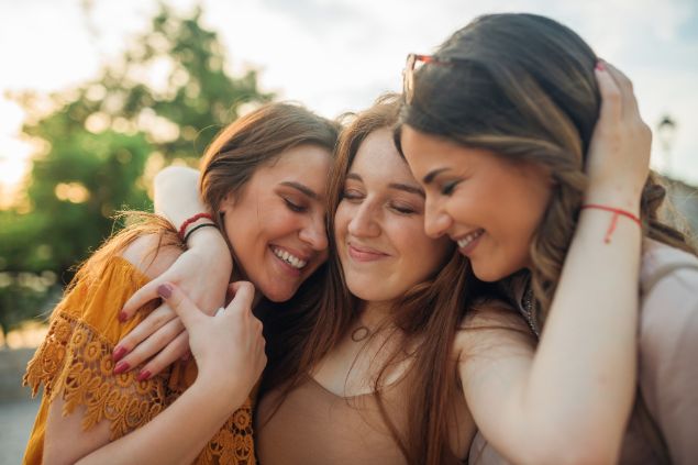 Imagem de 3 amigas se abraçando