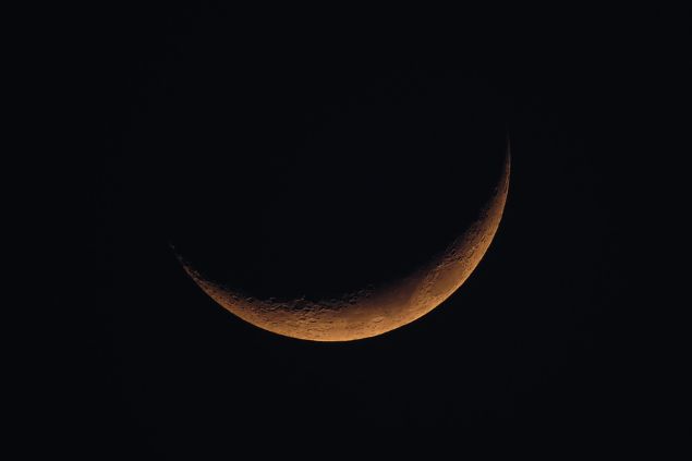 Lua Nova no meio do céu