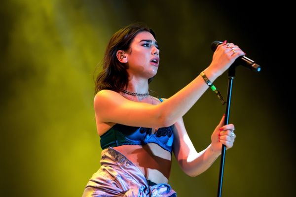 Cantora Dua Lipa cantando em um festival